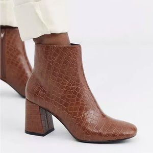Monki - Brown Croc Healed Booties